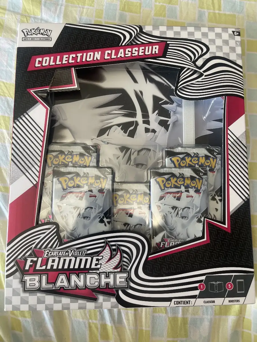 Coffret collection classeur 10.5 flamme blanche avec  5 booster avec une déchirure sur le côte